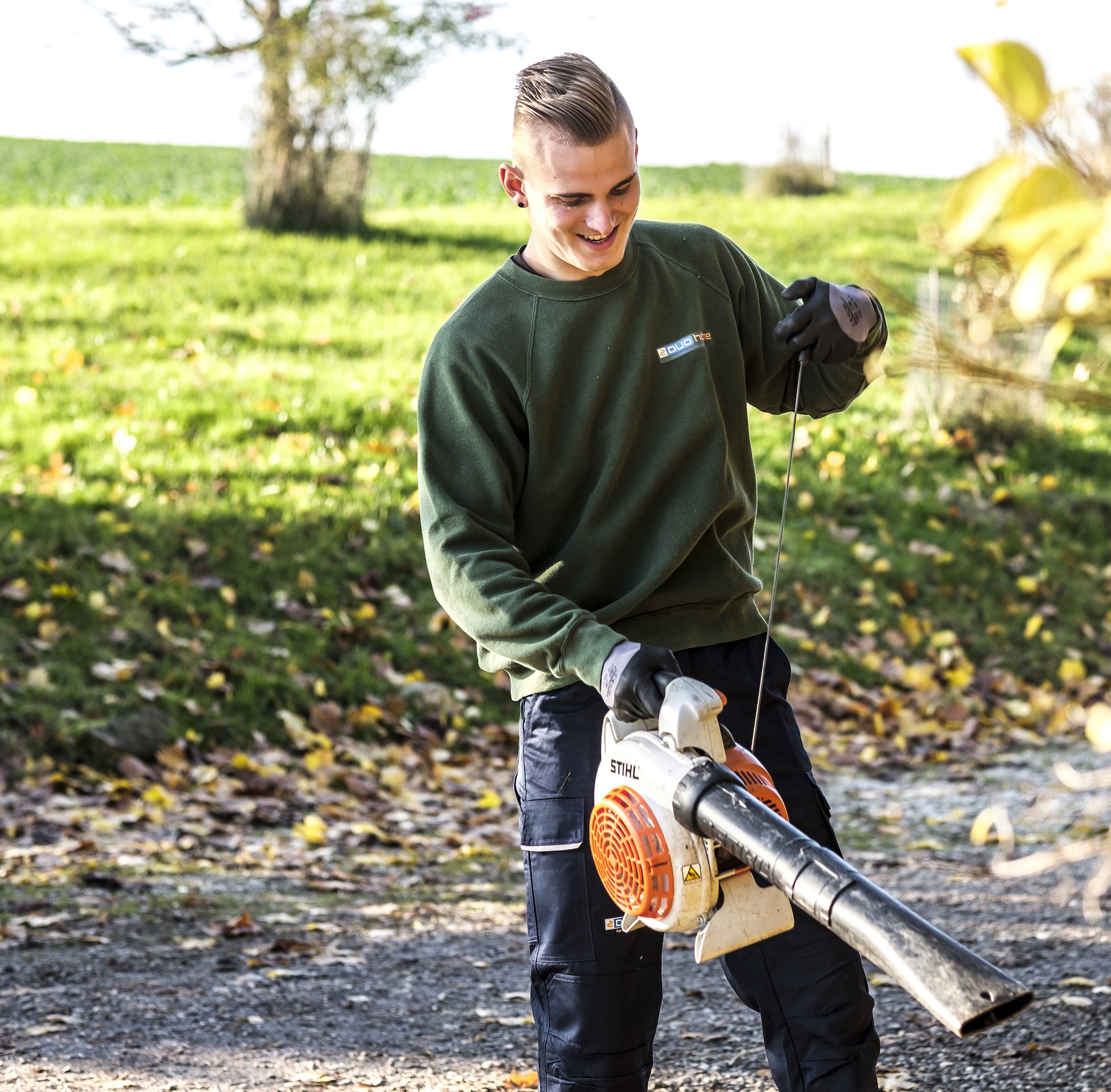 Leistungen DUOhome2 Arbeiter mit Laubbläser